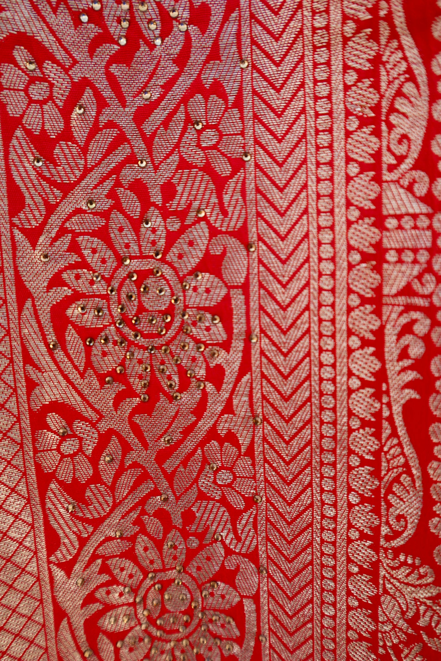 Red silk saree with heavy zari border - Vanesara