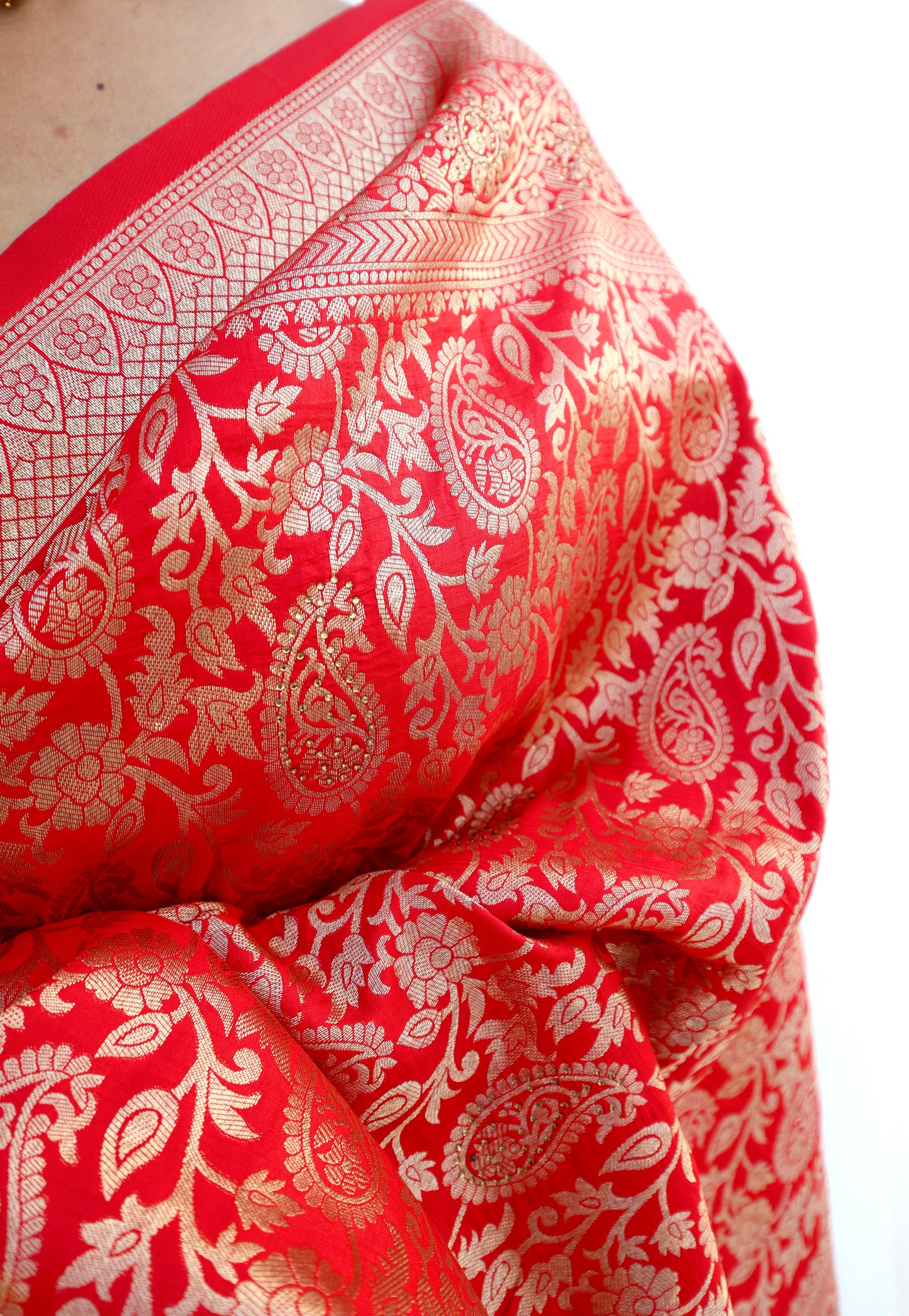 Red silk saree with heavy zari border - Vanesara