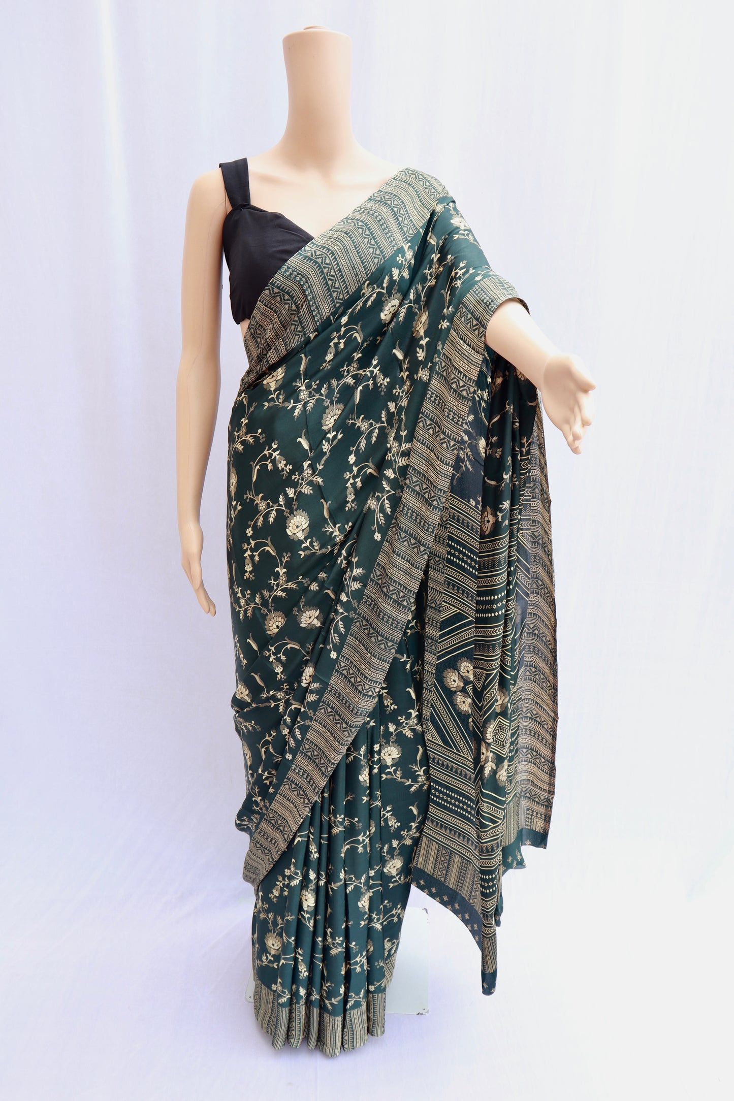 Floral Printed Crepe Saree - Vanesara