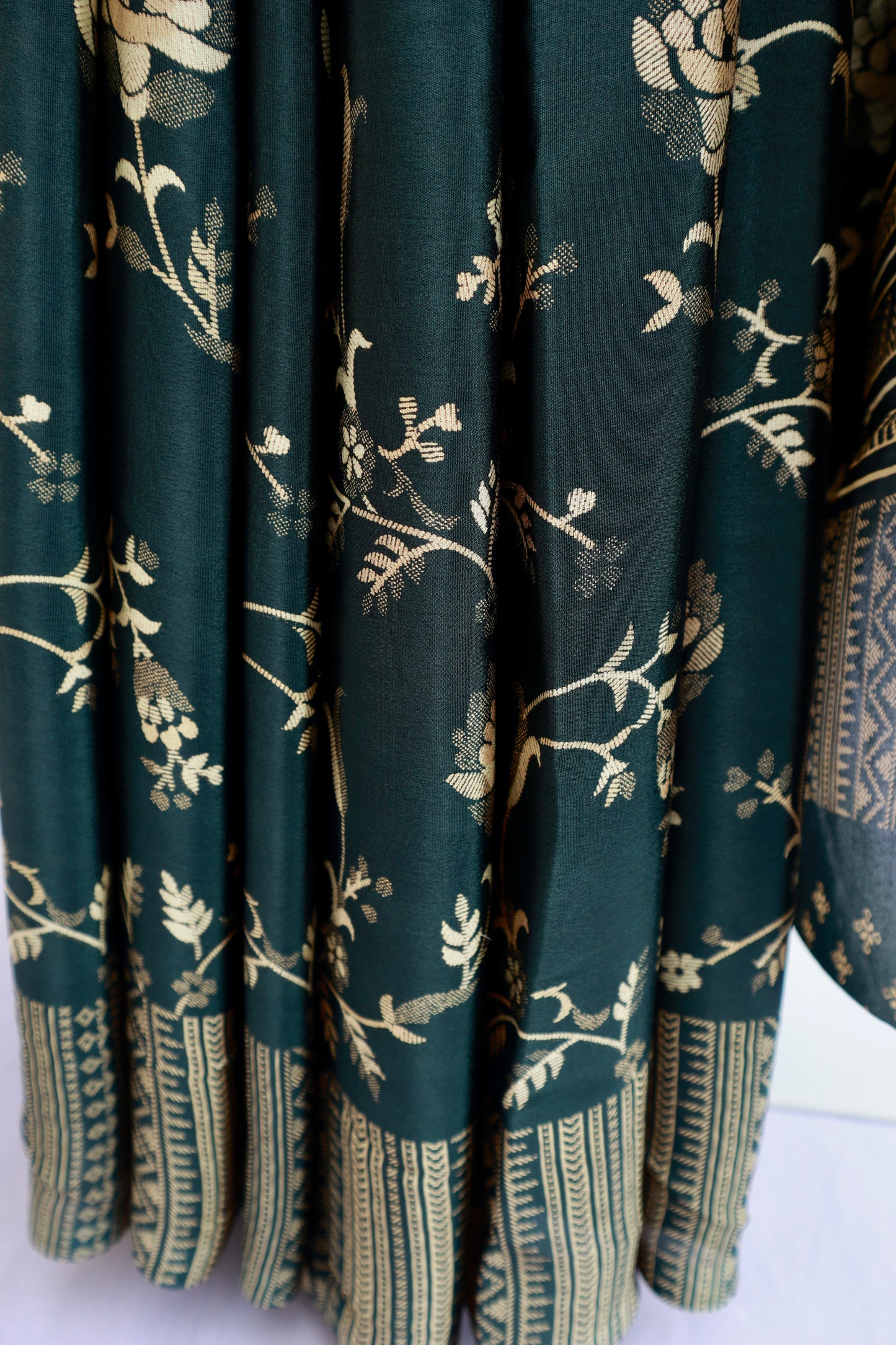 Floral Printed Crepe Saree - Vanesara