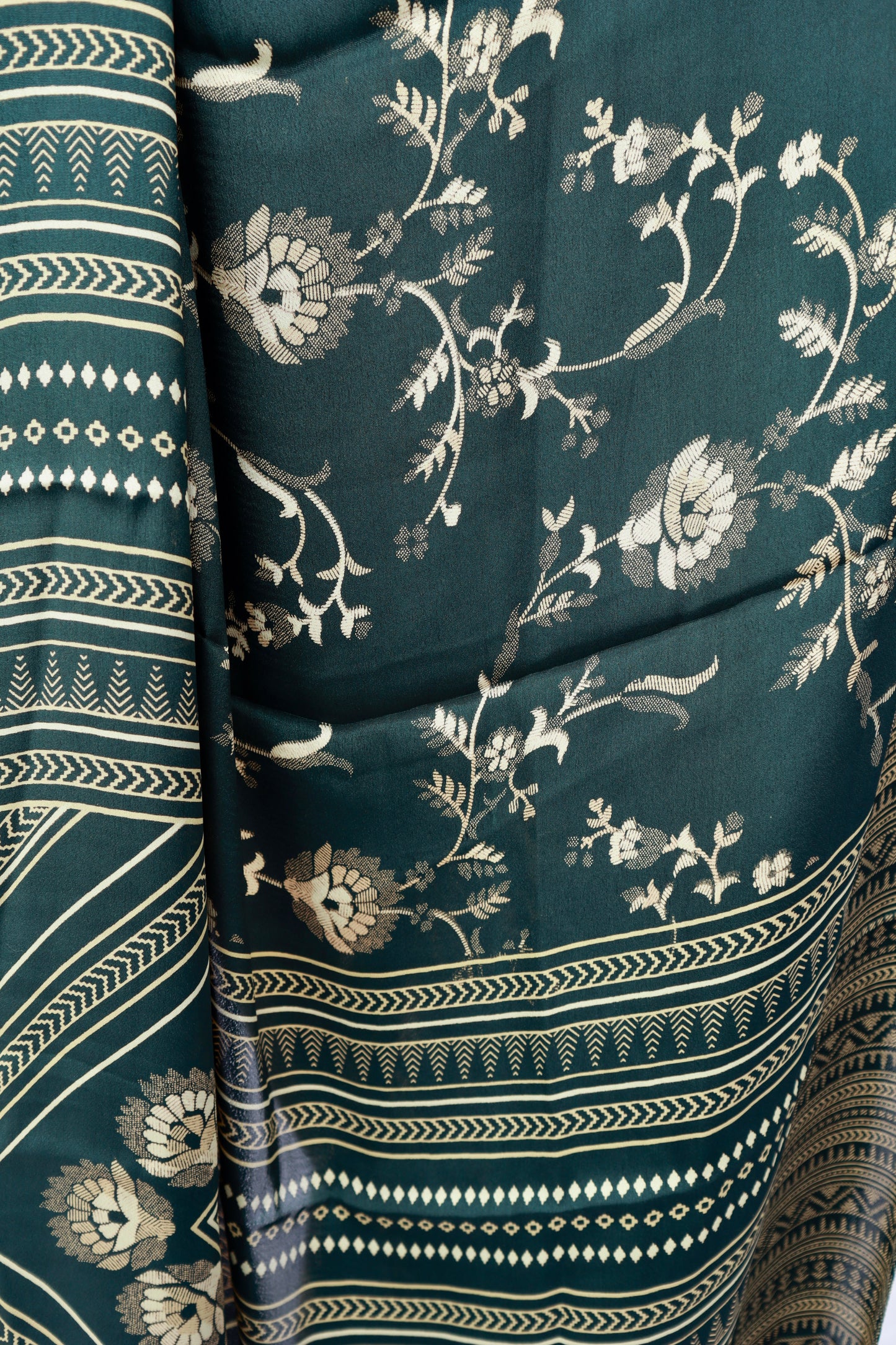 Floral Printed Crepe Saree - Vanesara