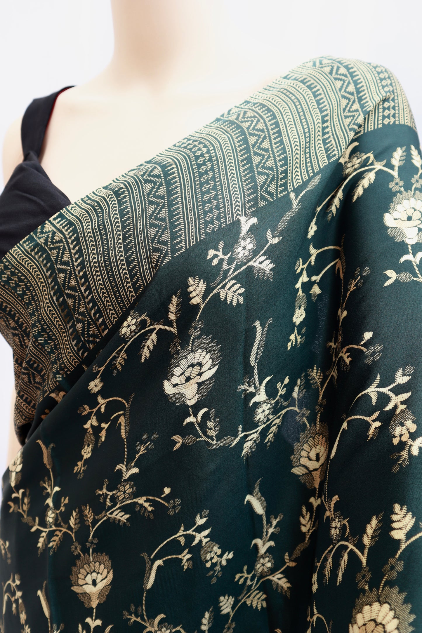 Floral Printed Crepe Saree - Vanesara