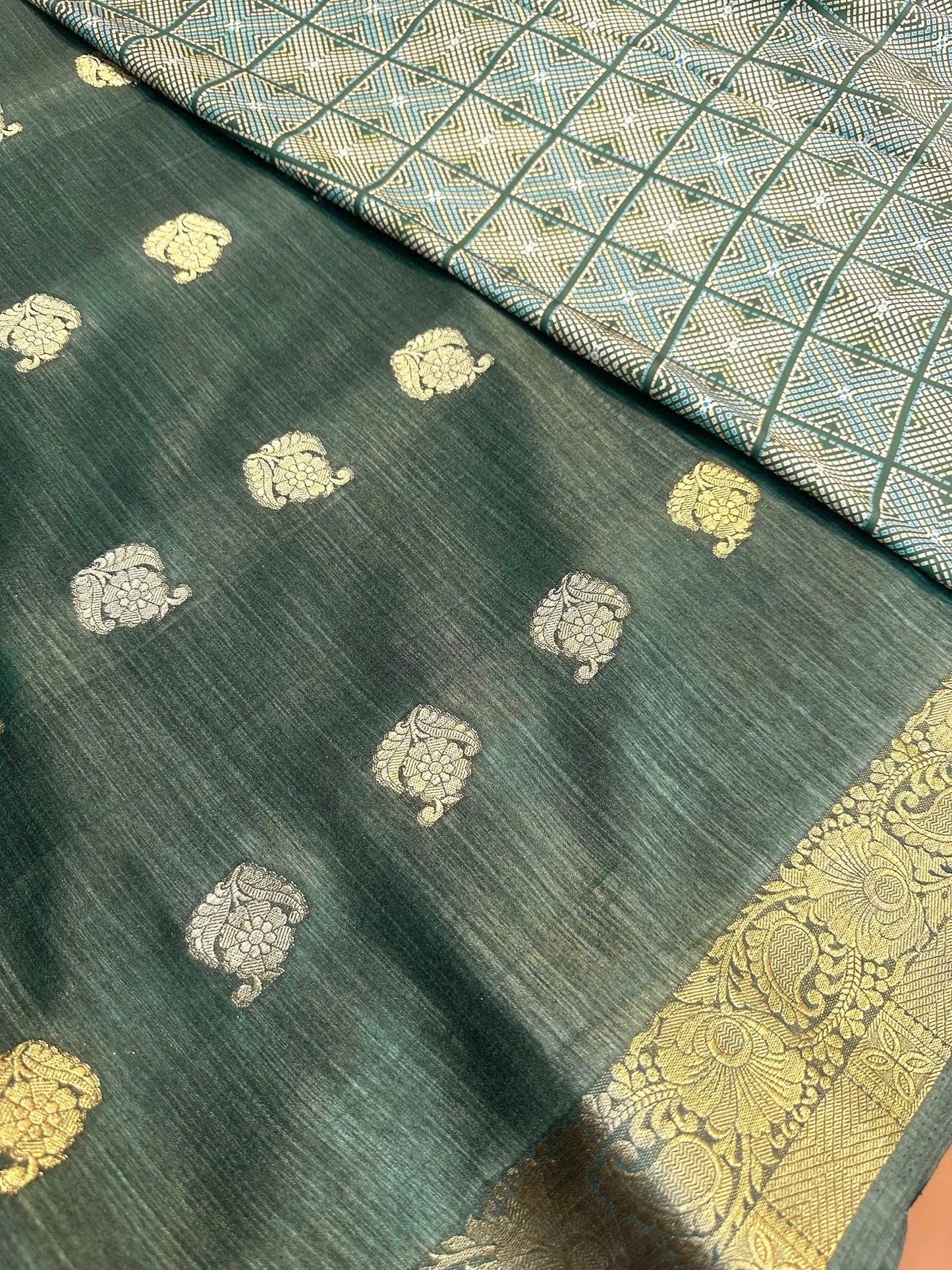 Silk blend solid print saree - Vanesara
