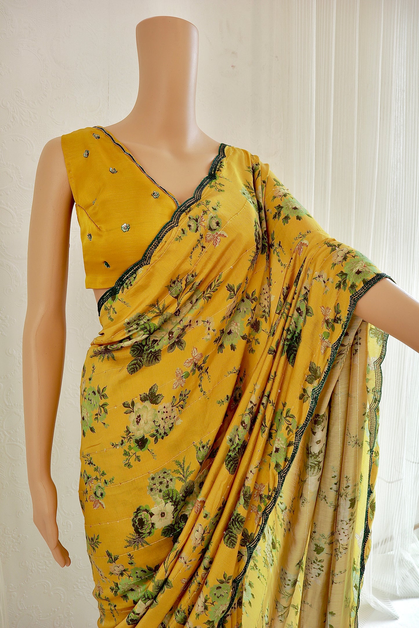 Floral Print Highlight Saree - Vanesara